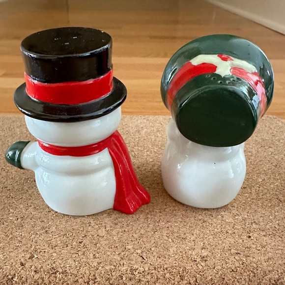 Vtg Halmark Mr and Mrs Snowman Porcelain Christmas Salt & Pepper Shakers 1970s - Picture 3 of 11